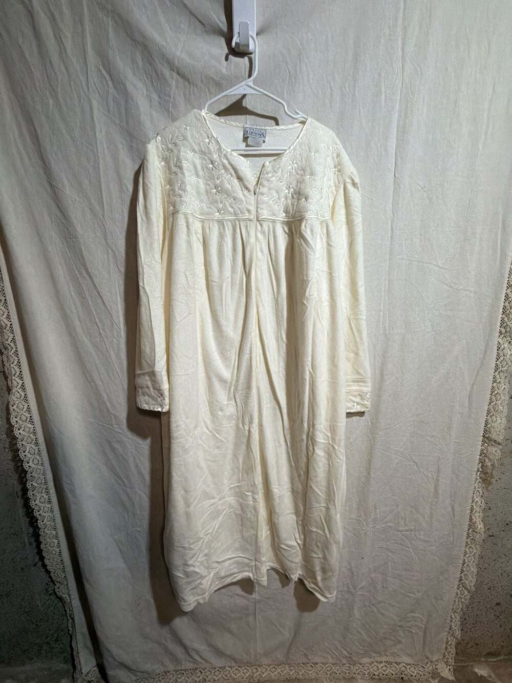 Vintage Basic Editions Intimates Plus Cream Quilted Embroidered Zip-Front Robe N